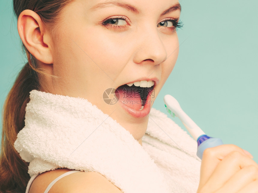 有电刷的年轻漂亮女孩成为歌手快乐的女士歌唱清扫口腔关心牙科健康图片