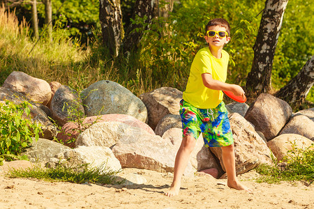 小男孩在海滩上玩得开心图片