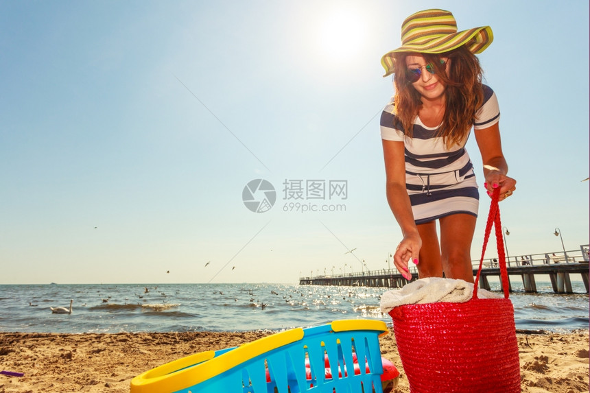 女在海滩上休息放松和闲有吸引力的中年妇女在海滩上休息女旅游者在大自然的水源附近放松图片