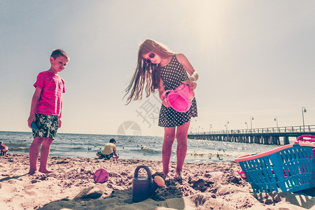 孩子们在海滩玩得开心图片