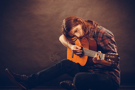 音乐爱好概念带木吉他的嬉皮年轻人在玩乐器图片