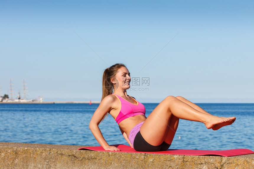 女在海边户外运动女在户外运动女在户外运动图片