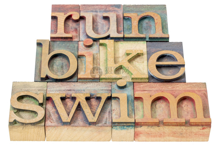 运行自车游泳三个thlon概念纸质木制印刷机块中的孤立字抽象词图片