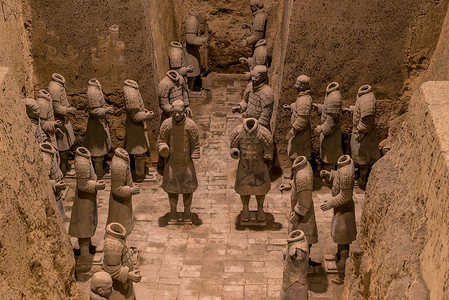 小勇士XianChina历史修复TerraCotta勇士在Xian博物馆的废墟背景