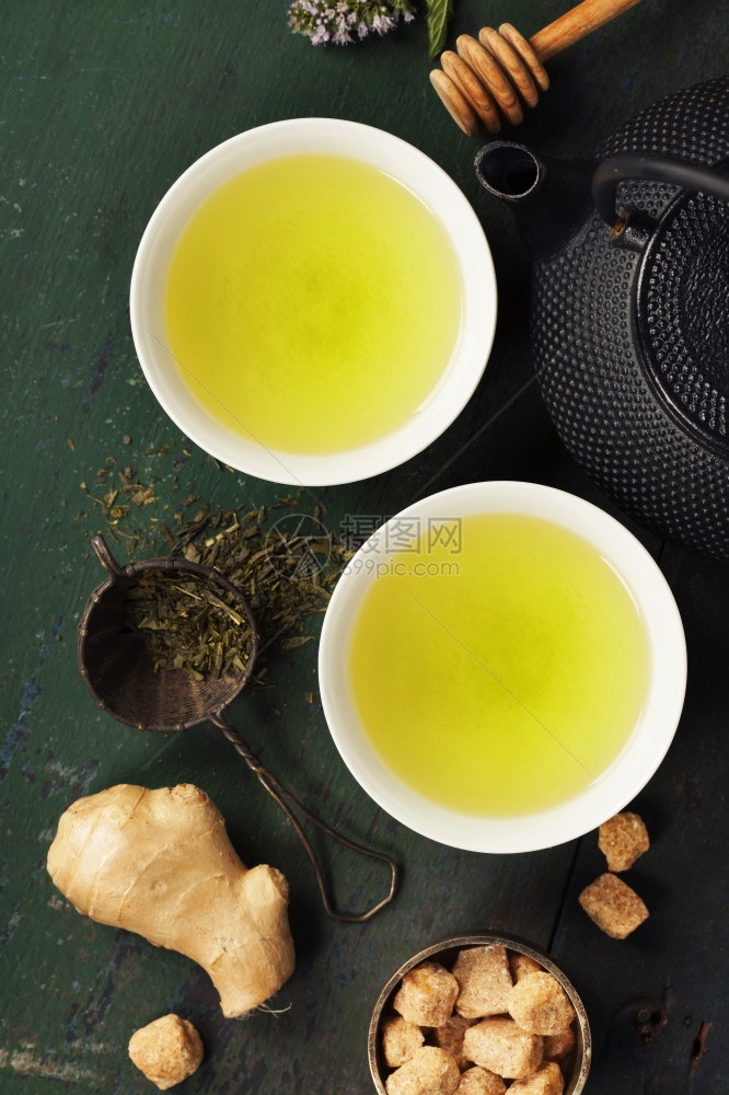 木制背景的绿色茶杯图片