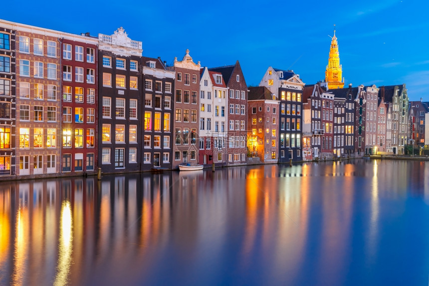 阿姆斯特丹运河与美丽的典型荷兰舞厅和OudeKerk教堂图片