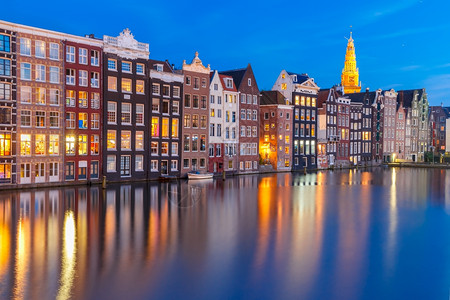 阿姆斯特丹运河与美丽的典型荷兰舞厅和OudeKerk教堂图片