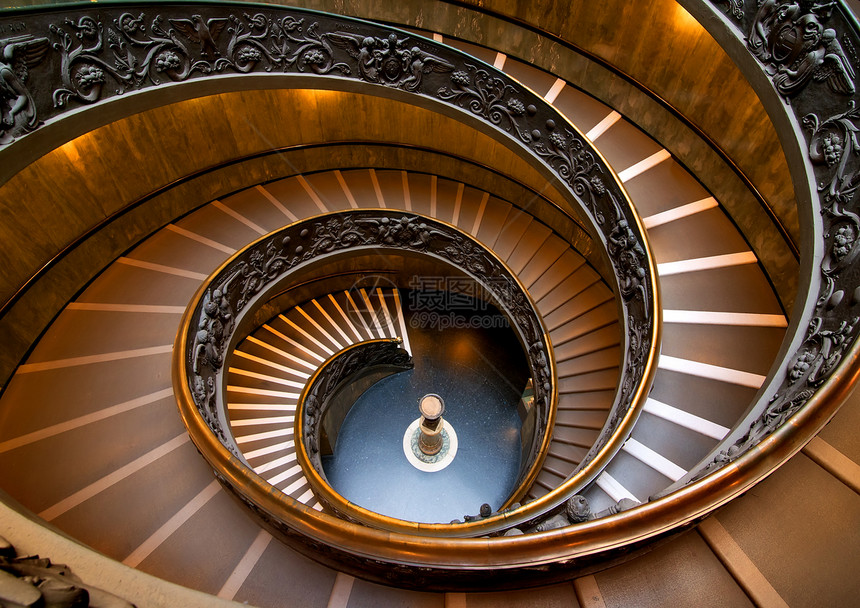 梵蒂冈在博物馆的圆楼梯从上面看梵蒂冈6月17日意大利罗马2016年月7日图片