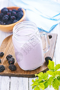 紫色的黑莓酸奶图片