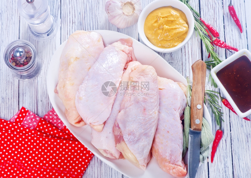 餐盘上和桌的鸡腿图片