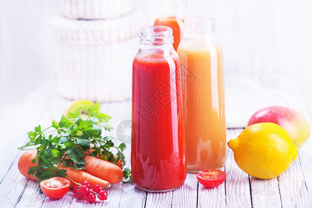 胡萝卜苹果蔬菜卡通水果汁和装瓶的蔬菜果汁背景