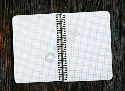 木制表格上的空笔记本表格上的笔记本图片