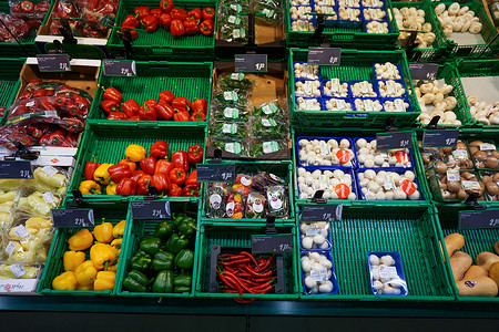 蔬菜摊位农民市场上的新鲜有机蔬菜图片