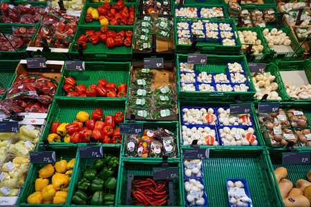 蔬菜摊位农民市场上的新鲜有机蔬菜图片