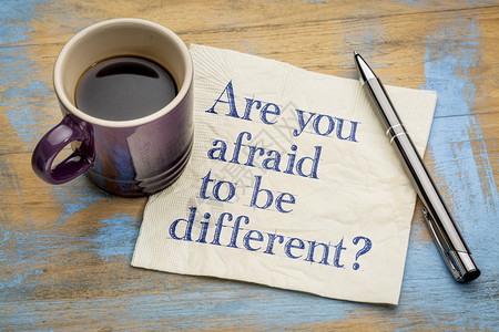 你害怕成为不同的问题手写在餐巾纸上加一杯咖啡图片