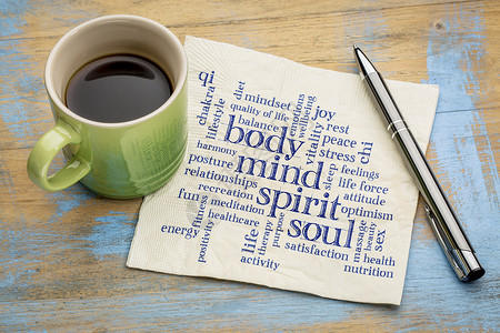 身体心灵灵魂心灵身体精神和灵魂概念餐巾纸上的字云和咖啡背景
