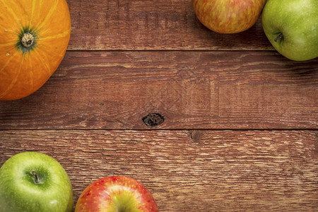 含有南瓜和苹果的生锈谷仓木板复制空间图片