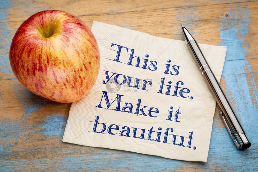 这就是你的生活让变得美丽手写在餐巾纸上加新鲜苹果图片