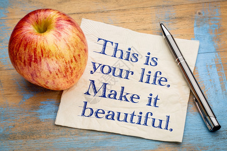这就是你的生活让变得美丽手写在餐巾纸上加新鲜苹果背景图片