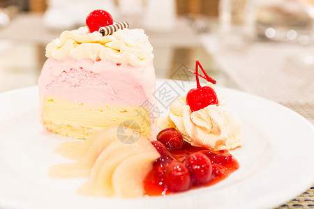 草莓冰淇淋蛋糕加水果图片