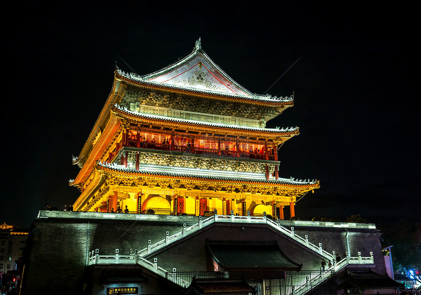 夜间在Xian古城的Xian鼓塔古鲁图片