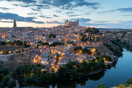 托莱多与阿尔卡扎在西班牙马德里黄昏的城市景象高清图片