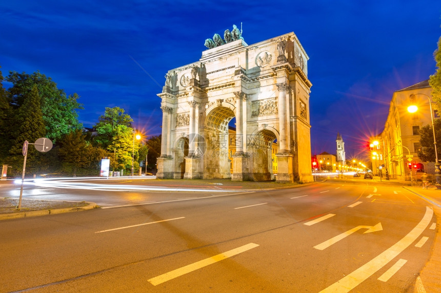慕尼黑黄昏时分的锡格斯托胜利拱门交通在周围图片