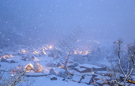 白川戈与日积雪下的本朱布吉福一道闪耀着大雪的光芒背景图片