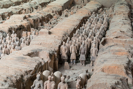 小勇士XianChina历史修复TerraCotta勇士在Xian博物馆的废墟背景