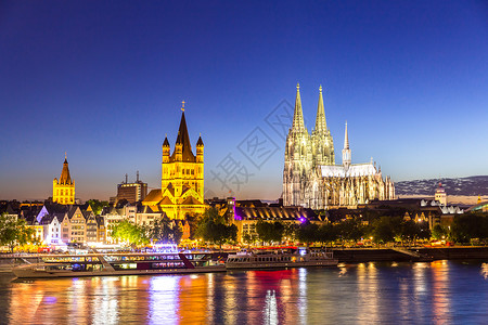 德国河沿岸的科隆大教堂图片
