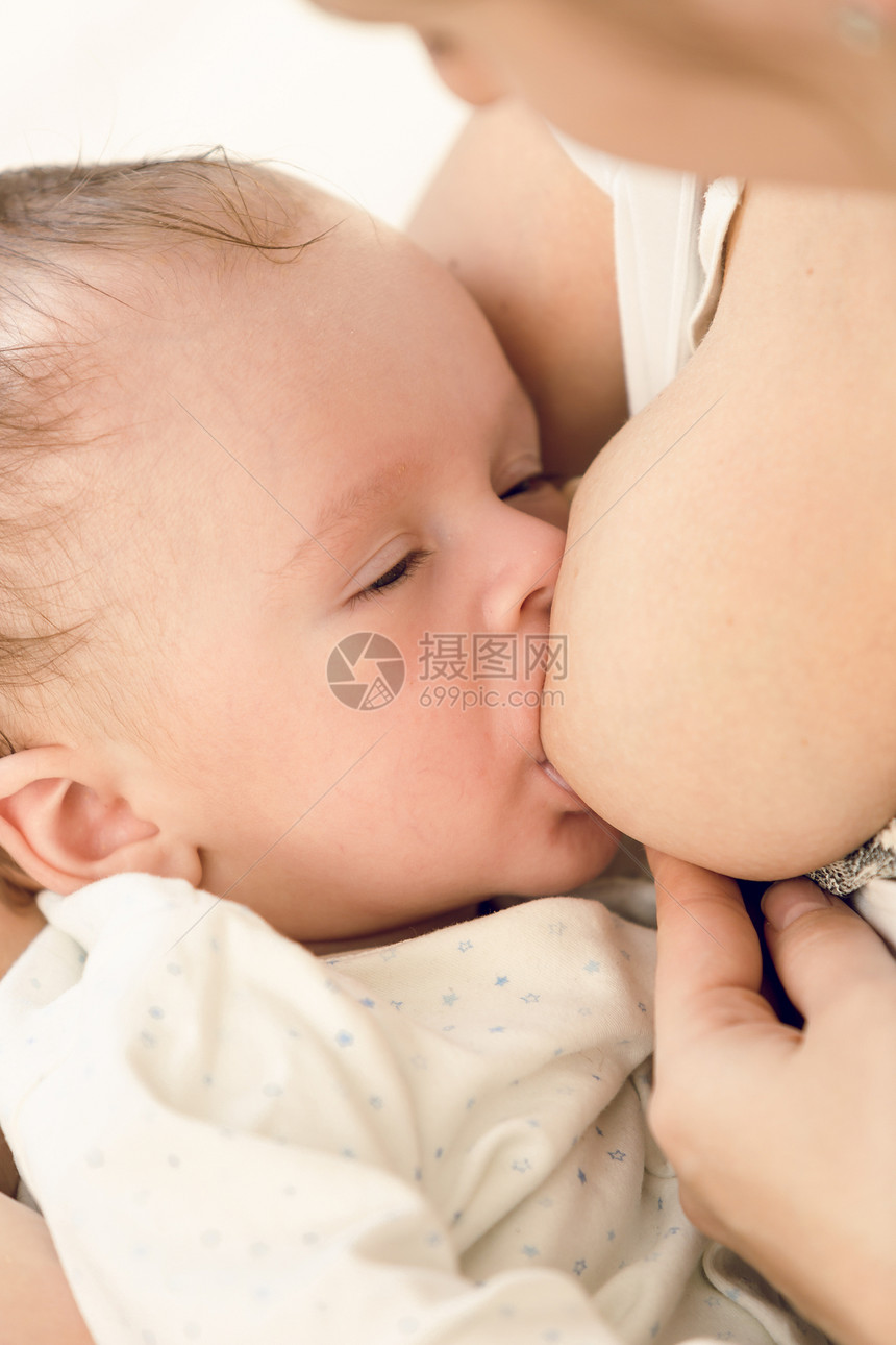 近距离观察母乳喂养新生儿图片