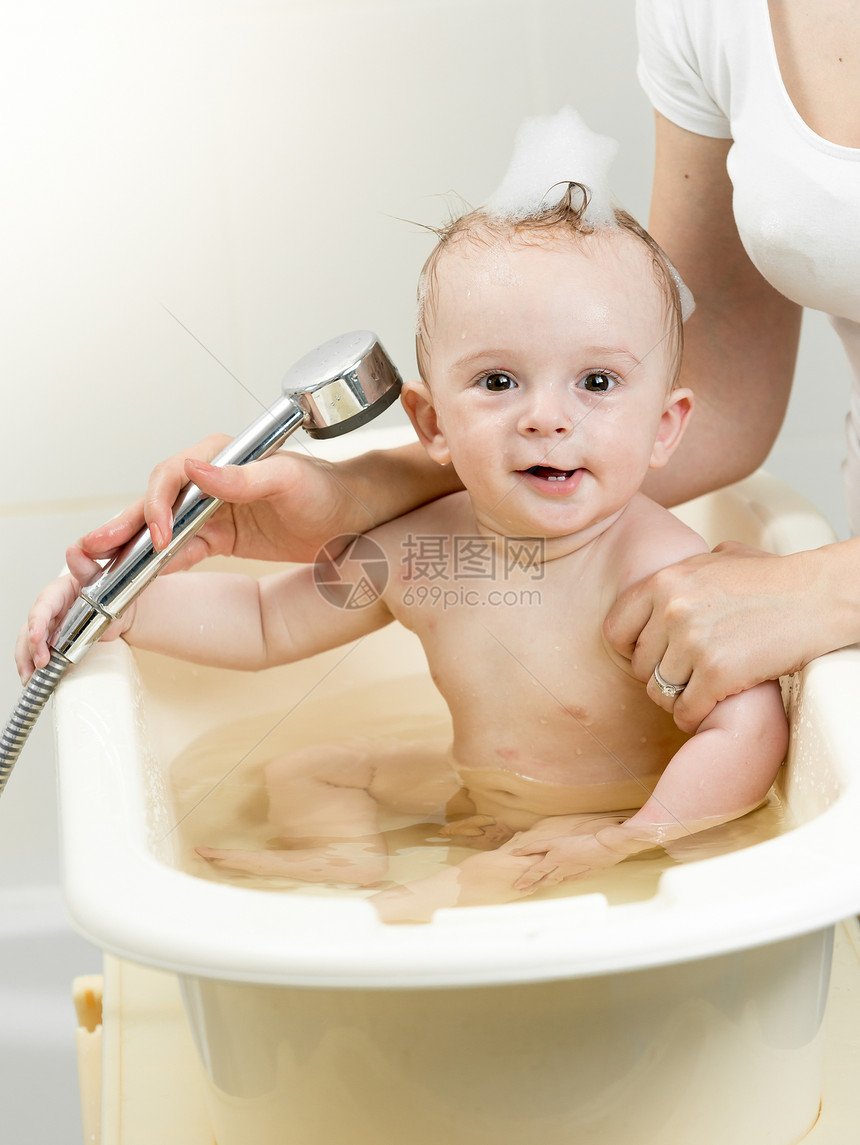 有趣的景象快乐男孩玩泡沫在浴室的洗手间图片