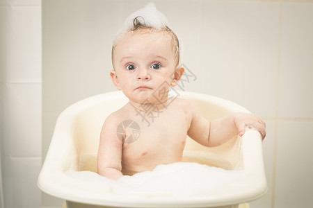 可爱的男孩洗澡时间画像图片
