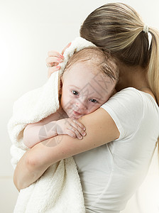 洗澡后拥抱妈的可爱男孩肖像图片
