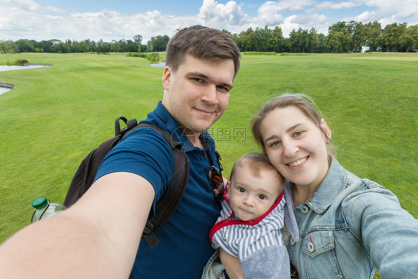 美丽的幸福家庭肖像男孩宝在公园做自拍图片