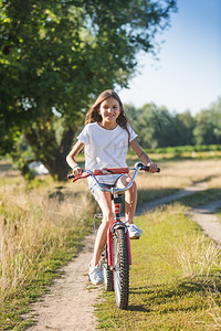 骑着自行车的长发可爱女孩图片