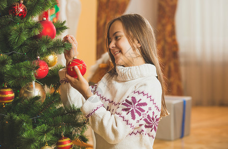 穿着装饰圣诞树的毛衣漂亮女孩画像图片