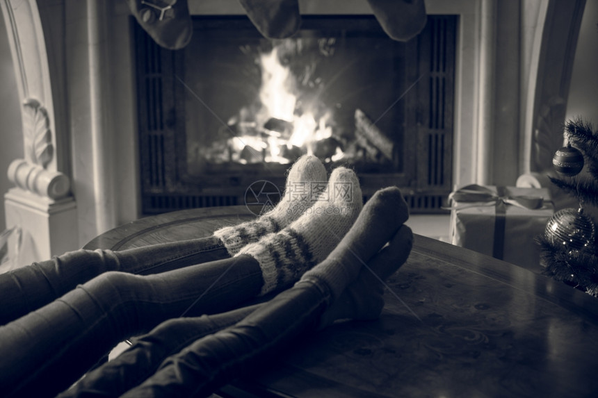 在圣诞节前夕壁炉暖化时图片