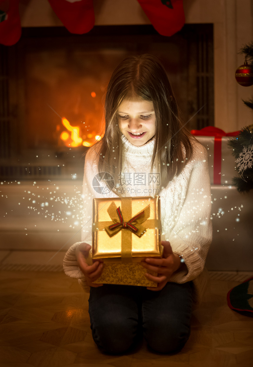 开着闪亮的圣诞礼物盒灯光和火花从盒子里飞出来图片