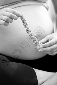 孕妇用胶带装饰的黑色和白特贴照片图片