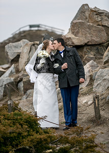 美丽的亲吻新娘和郎在山上行走图片