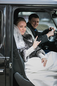 在豪华的汽车中出现幸福的新娘和郎肖像图片