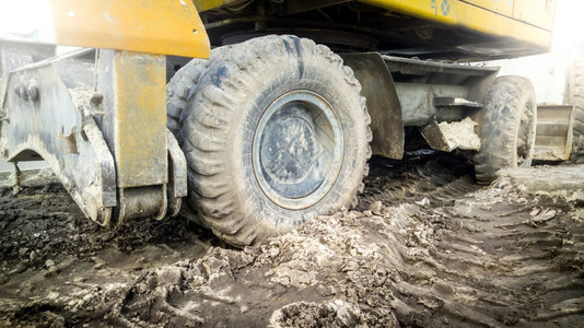 建筑工地泥土覆盖大挖车轮图片