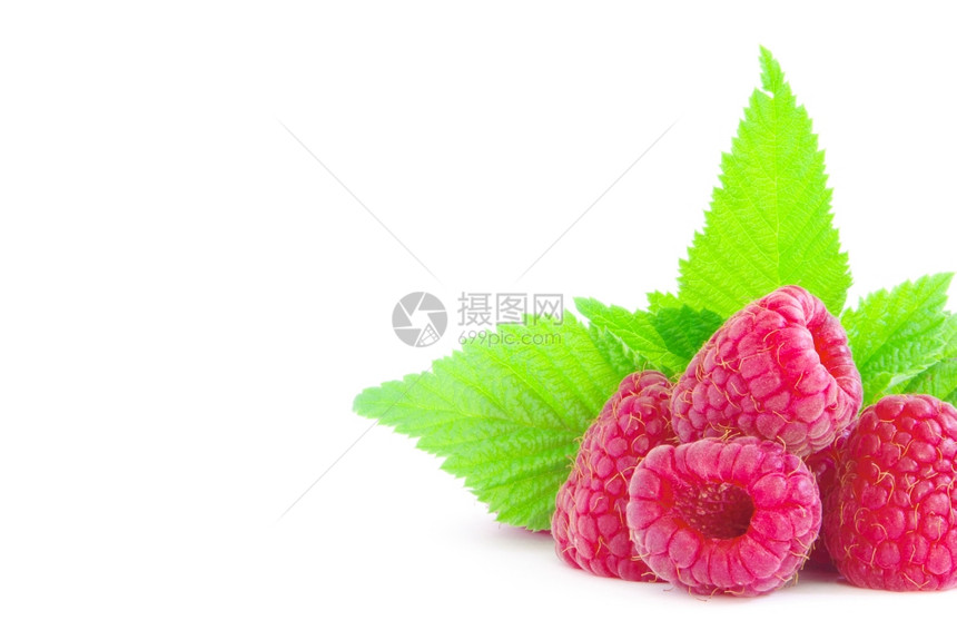 在白色背景中隔离的成熟raspberry草莓图片