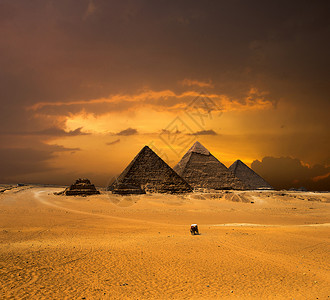 埃及开罗的金字塔和美丽吉萨天空背景图片