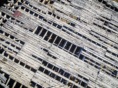 废弃金矿厂的木屋顶空中观察图片