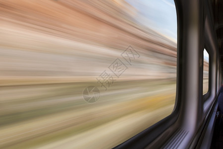 从火车窗口看的山峡地貌模糊抽象摘要旅行概念图片