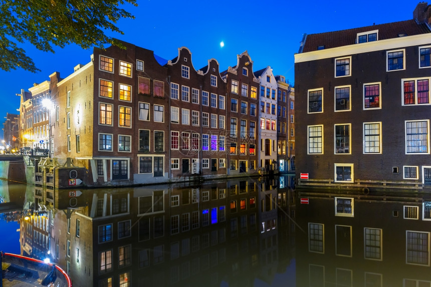 荷兰阿姆斯特丹运河的典型吉祥荷兰住宅图片