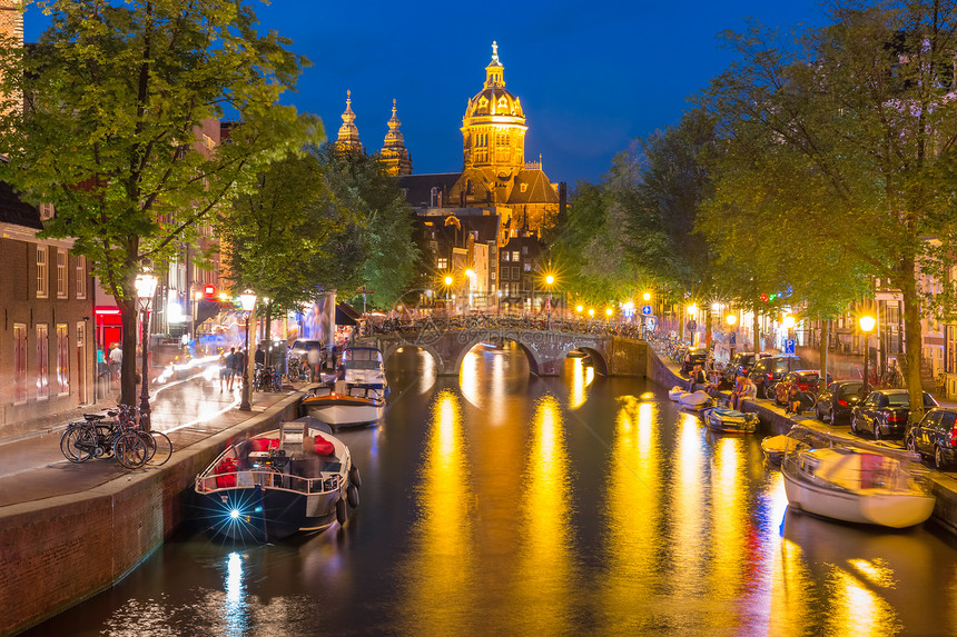 夜间红灯区DeWallen运河圣尼古拉斯的Basilica和桥荷兰阿姆斯特丹图片