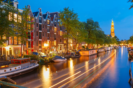 夜晚的阿姆斯特丹运河和西教堂美景背景图片